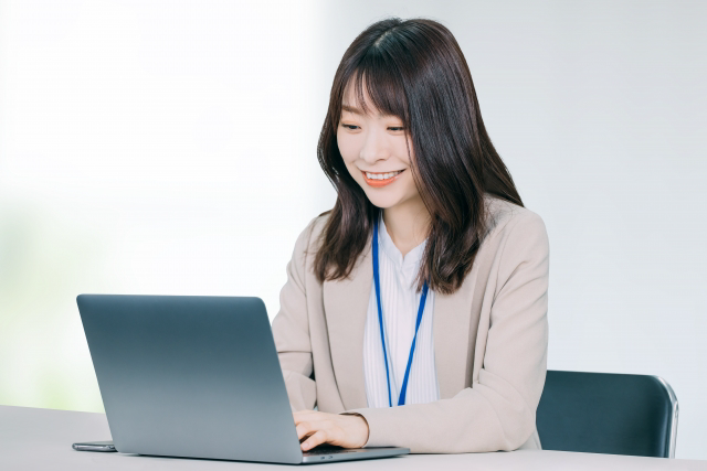 パソコン操作する女性社員