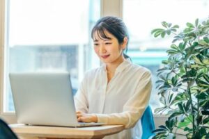 オンラインミーティングしている女性
