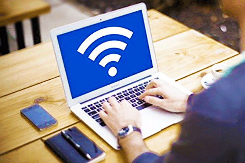 Wi-Fi環境でパソコン操作する男性