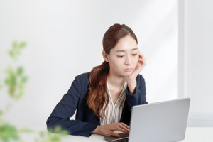 パソコンを見つめる女性