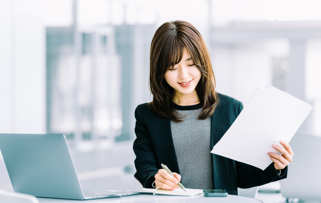 オフィスで仕事をしている女性