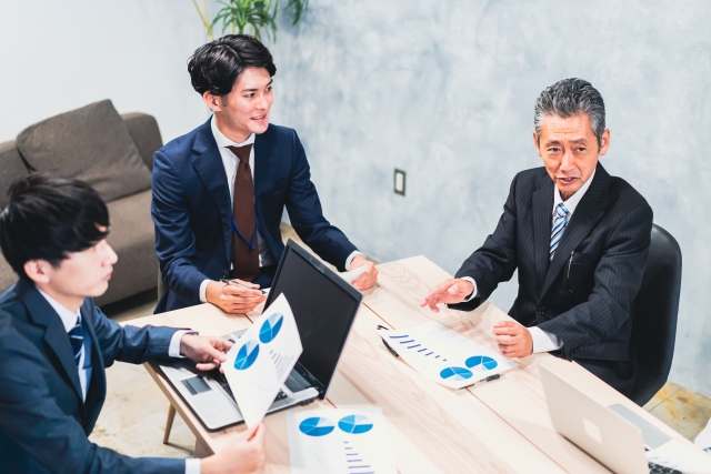 役員と会議しているイメージ画像