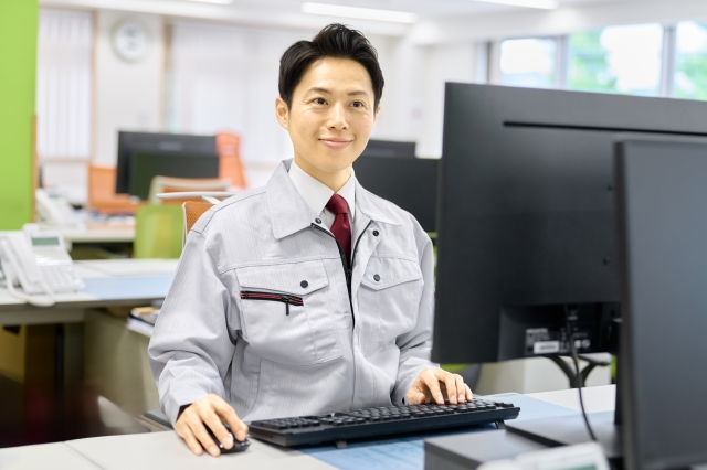 パソコン操作している情シス・IT担当者のイメージ画僧