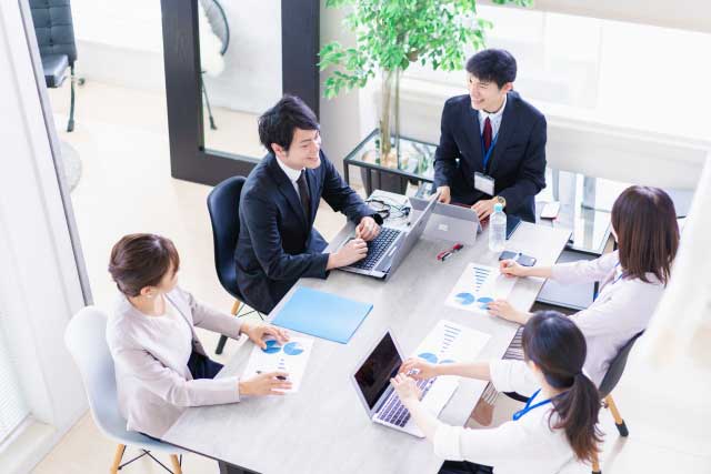 社内打ち合わせしているイメージ画像